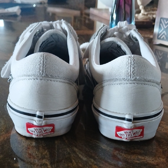 Vans White and Black Canvas Sneakers Low-Top Design - Picture 4 of 7